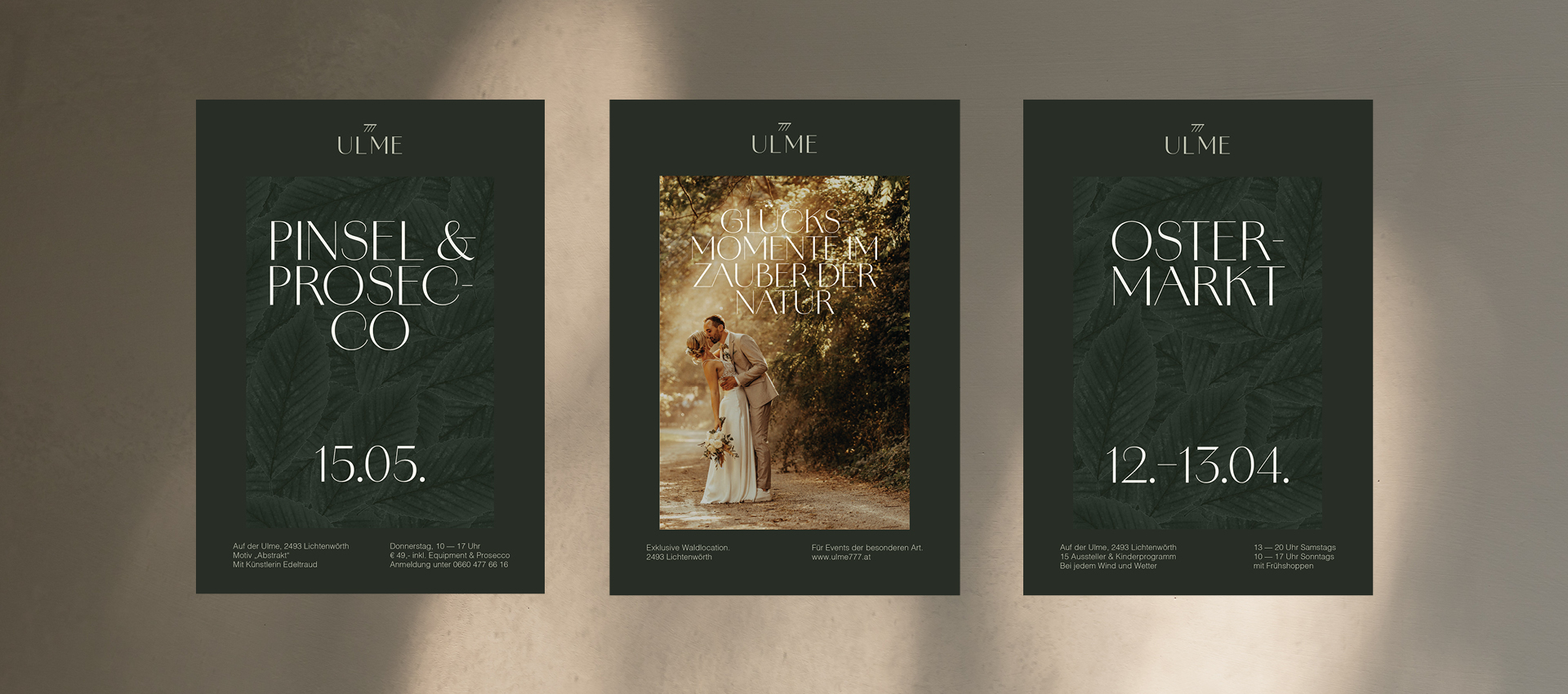 Plakatserie vor beiger Wand mit Sonnenstrahleinfall