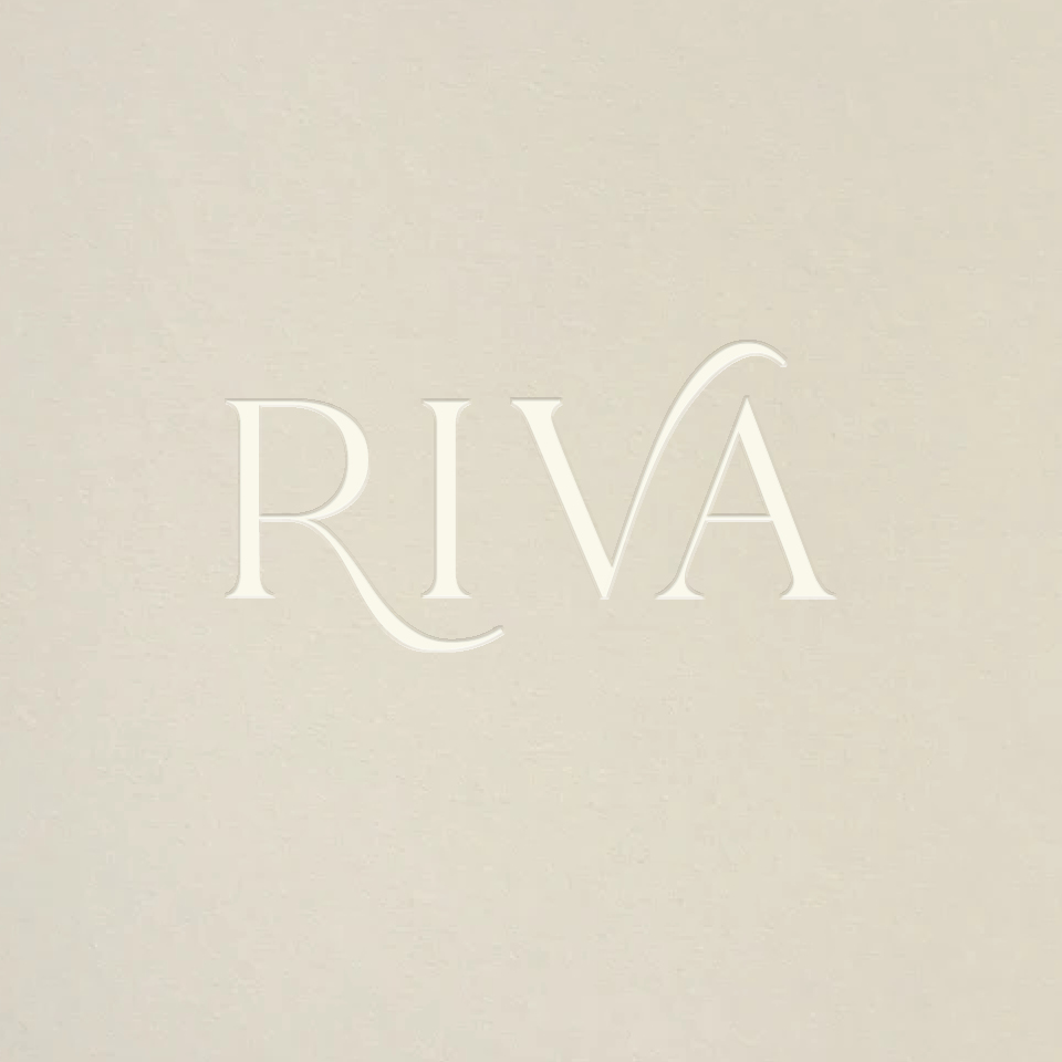 Logo RIVA auf beigem Hintergrund